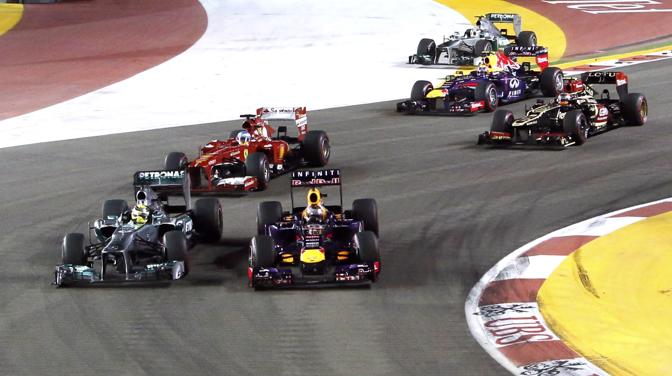 Vettel con decisione si porta all'interno di Rosberg nella controcurva successiva. Reuters